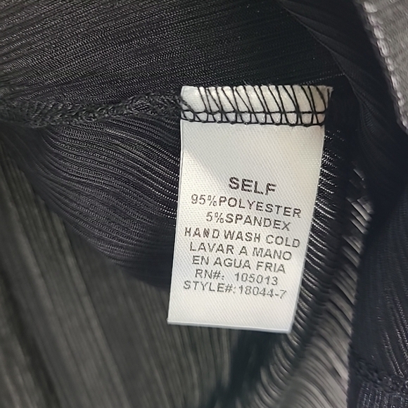 NWT Andree By Unit Halter Top Women's Shiny Black Relaxed Fit Sz S - Picture 4 of 6